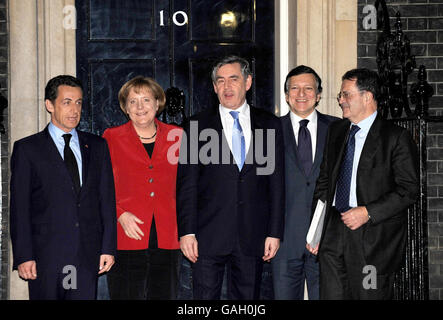 Der französische Präsident Nicolas Sarkozy, die deutsche Kanzlerin Angela Merkel, der britische Premierminister Gordon Brown, der EU-Kommissionspräsident Jose Manuel Barroso und der italienische Hausmeister Romano Prodi (von links nach rechts) in der Downing Street, London. Stockfoto