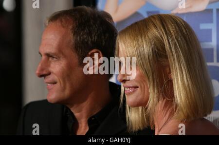 Michael Bolton und Nicollette Sheridan kommen zur Premiere von Over her Dead Body im Arclight Theater, Los Angeles. Stockfoto