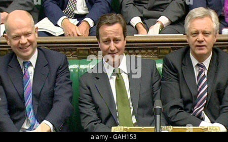 William Hague (links) Oppositionsführer David Cameron (Mitte) und David Davis (rechts) hören Gordon Brown während der Fragen des Premierministers im Unterhaus im Zentrum von London zu. Stockfoto