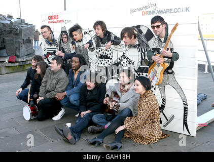 (Links-rechts oben) Jon McClure von Reverend und den Machern, Gaz Coombes von Supergrass, Tahita Bulmer vom New Young Pony Club, Danny Goffey von Supergrass, Drew McConnell von Babyshambles, Graham Coxon von Blur. (Untere Reihe links-rechts) Andy Spence und Sarah Jones vom New Young Pony Club, unbekannt, Gary Powell, Didz Hammond und Carl Barat von Dirty Pretty Things und Modedesignerin Pearl Lowe machen vor dem Design Museum in London auf die Kampagne "Konsequenzen" der Obdachlosigkeit aufmerksam. Stockfoto