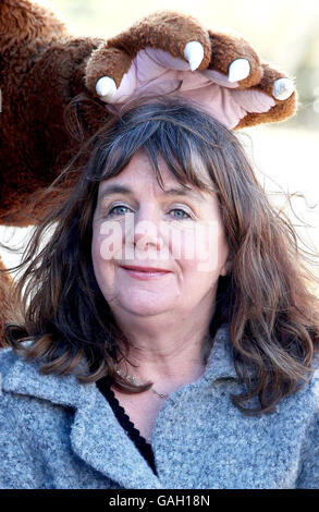 EIGENSTÄNDIGES Foto. Die Autorin Julia Donaldson und der Gruffalo trafen sich mit Kindern an der Forth View Primary School in Edinburgh, um das neue Programm von literarischen Veranstaltungen für den Scottish Book Trust zu starten. Das Festival soll Kinder zum Lesen und Schreiben inspirieren. Stockfoto