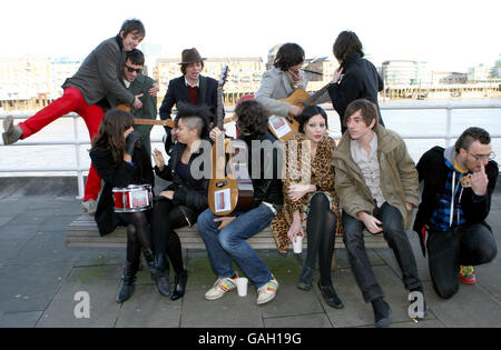 (Hintere Reihe, links-rechts) Danny Goffey von Supergrass, Graham Coxon von Blur, Gaz Coombes von Supergrass, Carl Barat und Didz Hammond von Dirty Pretty Things, (vordere Reihe links-rechts) Sarah Jones, Tahita Bulmer und Andy Spence vom New Young Pony Club, Modedesignerin Pearl Lowe, Drew McConnell von Babyshambles und Jon McClure von Reverend und The Makers sensibilisieren vor dem Design Museum in London für die „Konsequenzen“-Kampagne der Obdachlosigkeit-Wohltätigkeitskrise. Stockfoto