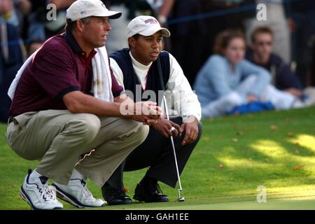 USA's Tiger Woods und sein Caddie Steve Williams (l) Studie Ein Putt während seines Spiels gegen Jesper Parnevik Stockfoto