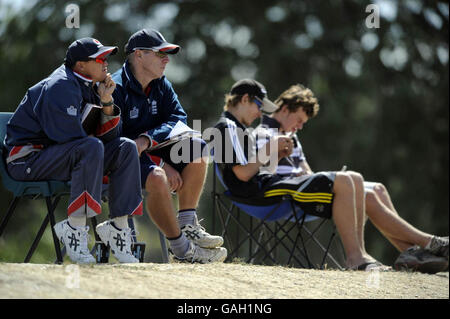 Englands Trainer Peter Moores (2. Links) und Andy Flowers (rechts) beobachten von der Grenze während des 2. One Day International auf dem Queen Elizabeth II Ground, Christchurch, Neuseeland. Stockfoto