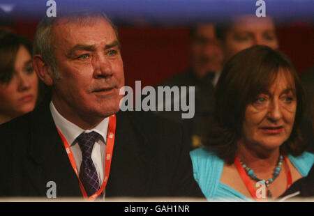 Alan Minter und seine Frau beobachten ihren Sohn Ross Minter während des WBU-Weltweight-Titelbout in der Excel Arena, London. Stockfoto