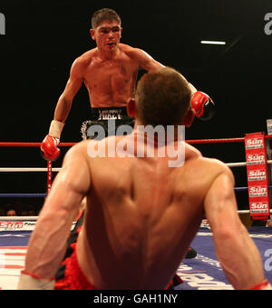 Boxen - WBU Welterweight Titel - Michael Jennings / Ross Minter - Excel Arena. Michael Jennings schlägt Ross Minter während des WBU-Welterweight-Titelbout in der Excel Arena, London, nieder. Stockfoto