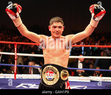 Boxen - WBU Welterweight Titel - Michael Jennings / Ross Minter - Excel Arena. Michael Jennings feiert, nachdem er seine WBU-Position als Welterweight-Titel in der Excel Arena, London, beibehalten hat. Stockfoto