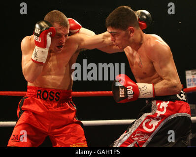 Ross Minter (links) und Michael Jennings in Aktion während des WBU-Welterweight-Titelbout in der Excel Arena, London. Stockfoto