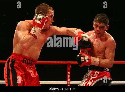 Boxen - WBU Welterweight Titel - Michael Jennings / Ross Minter - Excel Arena. Ross Minter wird Michael Jennings während des Weltgewichtstitels in der Excel Arena, London, überlassen. Stockfoto