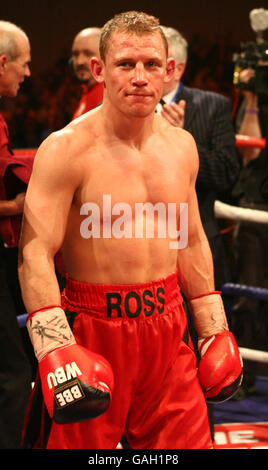 Ross Minter wurde besiegt, nachdem er Michael Jennings während des WBU-Weltgewichtstiteles in der Excel Arena in London verloren hatte. Stockfoto