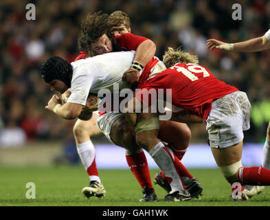 Wales' Adam Jones und Alix Popham kombinieren, um Englands Steve Borthwick während des RBS 6 Nations-Spiels in Twickenham, London, abzuholen. Stockfoto