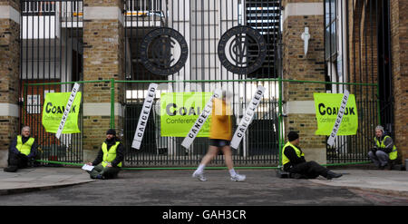 Umweltprotestierende, die vor den Grace Gates auf Lord's Cricket Ground im Zentrum von London für eine Demonstration gegen CO2-Emissionen angekettet wurden, wurden abgebildet. Auf dem Cricket-Platz findet die Coal UK Conference 2008 statt. Stockfoto