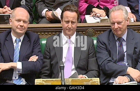 (Von links) Schattenaußenminister William Hague, der konservative Vorsitzende David Cameron und der konservative Vorsitzende Francis Maude während der Fragen des Premierministers im Unterhaus im Zentrum von London. Stockfoto