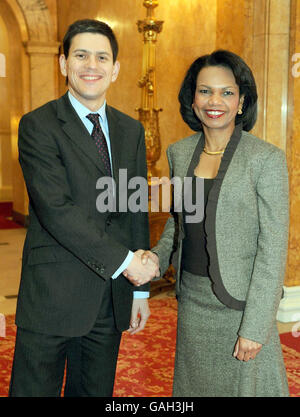 Der britische Außenminister David Miliband schüttelt sich die Hände mit der US-Außenministerin Condoleezza Rice, nachdem sie im Lancaster House in London angekommen ist. Stockfoto