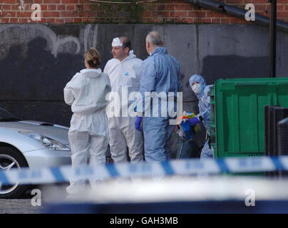 Polizeiforensik-Beamte besuchen die Szene in Kilburn, Nord-London, nach der Entdeckung eines Körpers in Laken gewickelt. Stockfoto