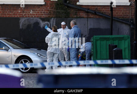 Polizeiforensik-Beamte besuchen die Szene in Kilburn, Nord-London, nach der Entdeckung eines Körpers in Laken gewickelt. Stockfoto