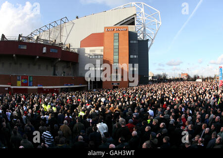 Fans von Manchester United versammeln sich vor Old Trafford, Manchester, zu einem Gedenkgottesdienst zum Gedenken an den Münchner Luftunglück zum 50. Jahrestag der Katastrophe, bei dem 8 Spieler von Manchester United ums Leben kamen. Stockfoto