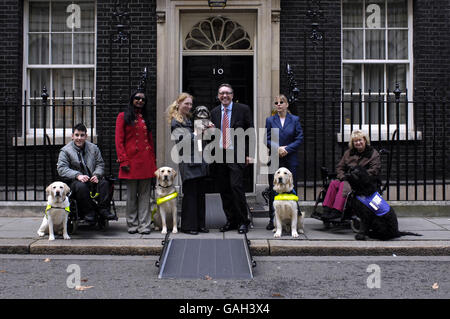 Begleithunde in der Downing Street Stockfoto