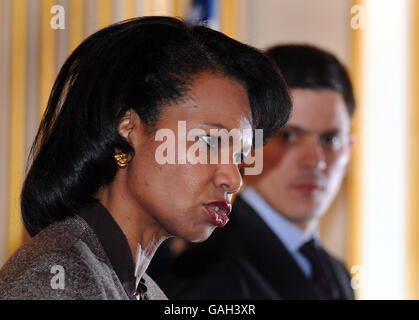 US-Außenministerin Condoleezza Rice bei einer gemeinsamen Pressekonferenz mit Außenminister David Miliband im Lancaster House im Zentrum von London. Stockfoto