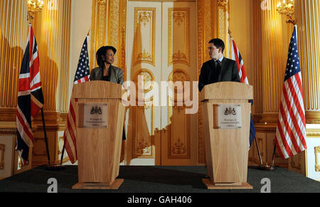 US-Außenministerin Condoleezza Rice bei einer gemeinsamen Pressekonferenz mit Außenminister David Miliband im Lancaster House im Zentrum von London. Stockfoto