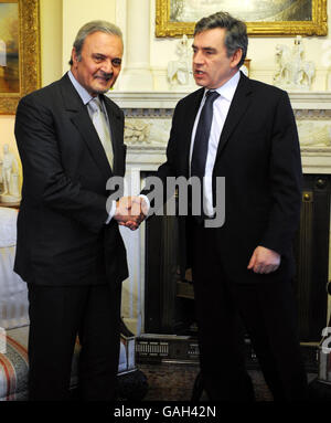 Der britische Premierminister Gordon Brown (rechts) trifft in der Downing Street, London, 10 den Saudi-arabischen Außenminister Prinz Saud Al Faisal. Stockfoto