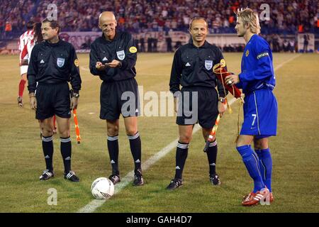 Schiedsrichter Pierluigi Collina schießt die Münze vor seinen Assistenten Claudio Puglisi (l), Narciso Pisacreta (r) und dem Kapitän von Manchester United, David Beckham (r) Stockfoto