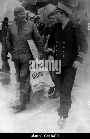 AJAX-NEWS-FOTOS. 1984. CHILE. -GERETTET YACHSTMAN - BRITISCHE VETERAN SEGLER CHAY BLYTH (LINKS) SCHRITTE AN LAND IM SÜDEN VON CHILE NACH SEINER RETTUNG VON DER CHILENISCHEN MARINE VON SEINEM GEKENTERTEN TRIMARAN BEEFEATER MIT CREWMAN ERIC BLUNN (2. VON RECHTS), 40 MEILEN S.W. KAP HORN AUF 8. NOVEMBER 1984. FOTO: AJAX-NEWS-FOTOS. REF: 841661/BEEFEATER/BLYTH/RETTUNG. Stockfoto