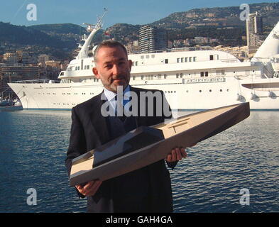 AJAX-NEWS-FOTOS. 2. FEBRUAR 2001. MONTE CARLO, MONACO. -WELCHE WALLY! -IN DEN ALTEN HAFEN VON MONACO, WALLY YACHTS PRÄSIDENT LUCA BASSANI ZEIGT EIN MODELL DES SEINES UNTERNEHMENS NEUESTE INNOVATION, DIE 118 FT WALLY POWER YACHT. DAS RADIKALE DESIGN STELLT EINE ABKEHR VON HERKÖMMLICHEN ANGETRIEBENEN YACHT KONZEPTE.  FOTO: JONATHAN EASTLAND/AJAX REF:CDX4.3/PEO/020201/5 Stockfoto