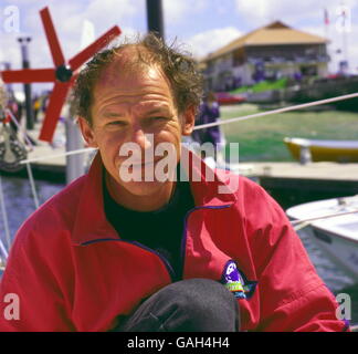 AJAX-NEWS-FOTOS. 1988. PLYMOUTH, ENGLAND. -C-STAR - FRANZÖSISCHER SEGLER PHILIPPE POUPON, VETERAN TRANSATLANTISCHEN KONKURRENT, QUEEN ANNE BATTERIE MARINA, PLYMOUTH VOR DEM START. FOTO: JONATHAN EASTLAND/AJAX. REF: 880563 / POUPON, PHILIPPE/C-STAR 88. Stockfoto