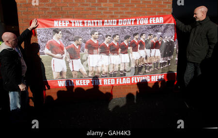 Vor dem Spiel der Barclays Premier League gegen Manchester City, Manchester, halten Fans von Manchester United vor Old Trafford ein Banner. Stockfoto