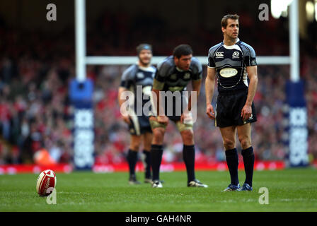 Der schottische Chris Pherson stellt beim RBS 6 Nations-Spiel im Millennium Stadium, Cardiff, eine Strafe an. Bilddatum: Samstag, 9. Februar 2008. Siehe PA Story RUGBYU Wales. Das Foto sollte lauten: Dave Jones/PA Wire. Stockfoto