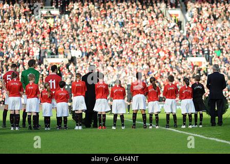 Manchester United Maskottchen tragen Hemden mit den Namen derer, die bei der Münchner Luftkatastrophe ums Leben kamen. Stockfoto