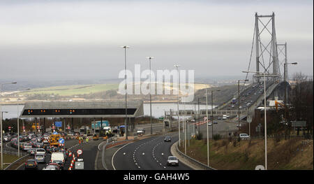 Mautstellen auf der Forth Road Bridge bei Edinburgh am letzten Tag, an dem die Fahrzeuge für die Nutzung der Brücke berechnet werden. Stockfoto