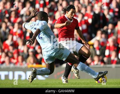 Fußball - Barclays Premier League - Manchester United / Manchester City - Old Trafford. Micah Richards von Manchester City (links) fordert Carlos Tevez von Manchester United für den Ball heraus. Stockfoto