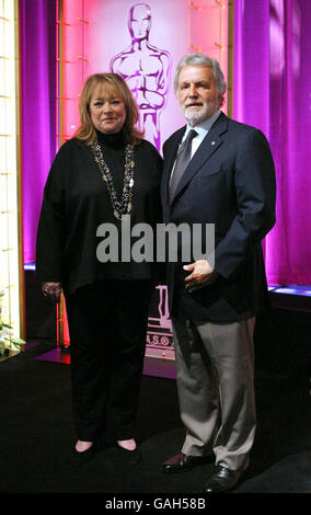 Kathy Bates und Sid Ganis, die Präsidentin der Academy of Motion Picture, Arts and Sciences, geben die 80. Oscar-Nominierungen des Samuel Goldwyn Theatre in Beverly Hills, Los Angeles bekannt. Stockfoto