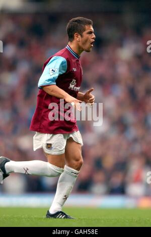 Joe Cole von West Ham United läuft niedergeschlagen und schreiend ab Auf der Bank nach dem Austausch in der zweiten Hälfte Gegen Birmingham Stockfoto