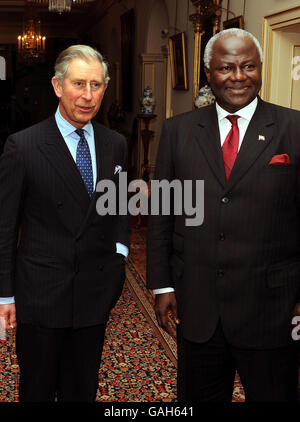 Der Prinz von Wales mit dem Präsidenten von Sierra Leone, Dr. Ernest Bai Koroma, im Clarence House zu einem privaten Treffen während ihres dreitägigen Besuchs in Großbritannien, heute Nachmittag. Stockfoto