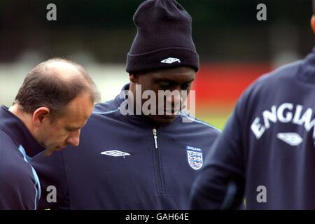 Fußball - Europameisterschaft 2004 Qualifikation - England gegen Mazedonien - England Training. Emile Heskey aus England beim Training in Staplewood Stockfoto