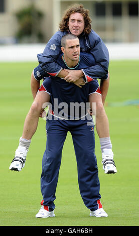 Cricket - England Training Session - Lincoln University. Kevin Pietersen und Ryan Sidebottom aus England während der Praxis an der Lincoln University, Lincoln, Neuseeland. Stockfoto