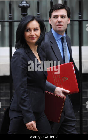 Die neue Ministerin für Wohnungsbau und Planung Caroline Flint und der neu ernannte Minister für Kultur, Medien und Sport Andy Burnham verlassen die Downing Street Nr. 10 in London, nachdem sie an der wöchentlichen Kabinettssitzung teilgenommen haben. Stockfoto