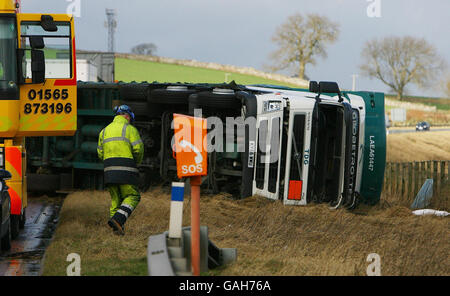 Winterwetter. Ein Lastwagen liegt auf seiner Seite, nachdem er bei Orkanwind in der Nähe von Penrith in Cumbria überwehen wurde. Stockfoto