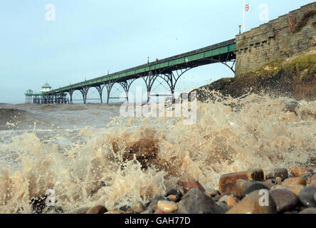 Clevedon Pier in North Somerset, wo heute Winde von bis zu 50 mph aufgezeichnet wurden. Stockfoto