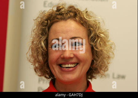 Sharon Coleman, dessen Sohn Oliver mit einer seltenen Atemnot geboren wurde und der auch taub ist, wurde nach dem Gewinn der ersten Etappe ihres Falles gegen ihre ehemaligen Arbeitgeber fotografiert. Stockfoto