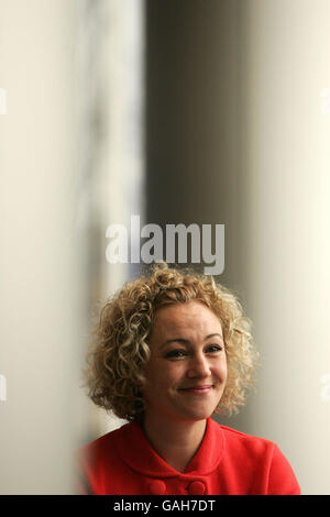 Sharon Coleman, dessen Sohn Oliver mit einer seltenen Atemnot geboren wurde und der auch taub ist, wurde nach dem Gewinn der ersten Etappe ihres Falles gegen ihre ehemaligen Arbeitgeber fotografiert. Stockfoto