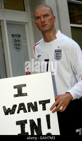 Ein Wachsmodell von David Beckham, aus Madame Tussauds, vor dem F.A.-Hauptquartier am Soho Square, aus Protest gegen seine Unterlassung von der nächsten England Squad, London. Stockfoto