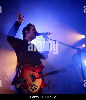 Der israelische Rockstar Aviv Geffen spielt sein Debüt-Konzert in Großbritannien in der Bush Hall im Westen Londons. Stockfoto