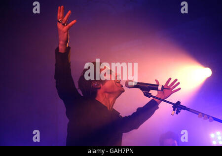 Aviv Geffen im Konzert - London. Der israelische Rockstar Aviv Geffen spielt sein Debüt-Konzert in Großbritannien in der Bush Hall im Westen Londons. Stockfoto