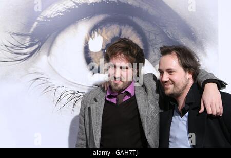 Die Regisseure Xavier Palud und David Moreau kommen zur Premiere von The Eye im Pacific Cinerama Dome, Los Angeles. Stockfoto