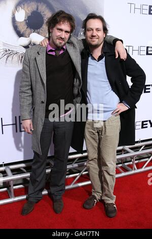 Die Regisseure Xavier Palud und David Moreau kommen zur Premiere von The Eye im Pacific Cinerama Dome, Los Angeles. Stockfoto