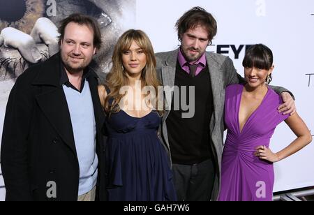 Regisseur David Moreau, Jessica Alba, Regisseur Xavier Palud und Fernanda Romera kommen zur Premiere von The Eye im Pacific Cinerama Dome, Los Angeles. Stockfoto